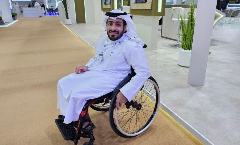 United Arab Emirates: Emirati student in a wheelchair explores a career fair, determined to achieve his goals despite his disability - News